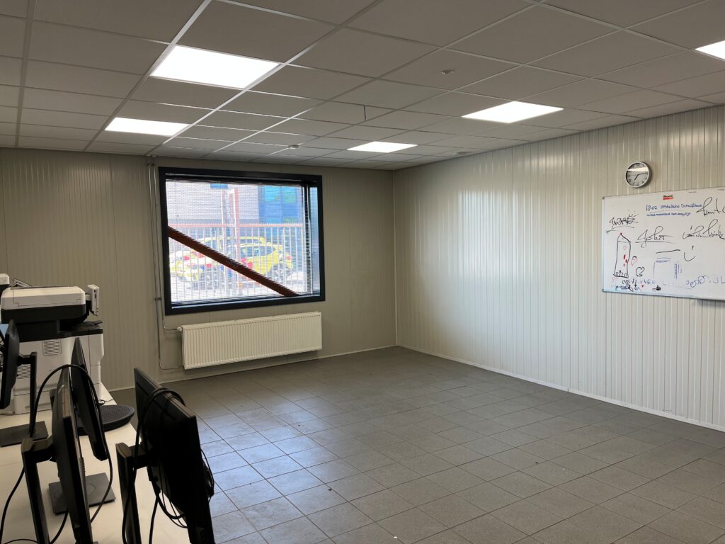Voltastraat 5D showroom te huur Van Triest